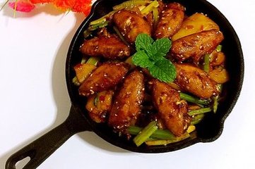 “干鍋雞翅”的家常做法，麻辣鮮香，好吃到舔盤子