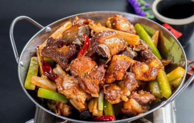“干鍋排骨”的家常做法，做法簡單，口感麻辣鮮香