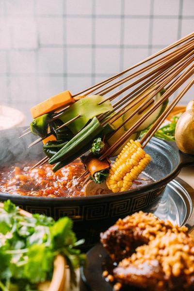 在當(dāng)下，串串香加盟店應(yīng)該如何操作