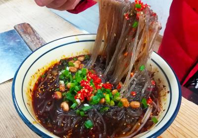 成都特色小吃酸辣粉技術(shù)培訓(xùn)，價(jià)廉物美創(chuàng)業(yè)無(wú)憂