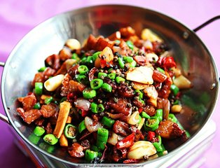 辣子雞最正宗的做法，外酥里嫩，麻辣爽口超過癮