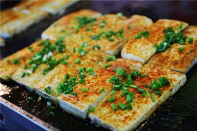鐵板豆腐培訓(xùn)哪里好？鐵板豆腐技術(shù)無保留教學(xué)