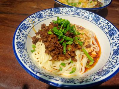 四川擔(dān)擔(dān)面食培訓(xùn)學(xué)校哪家比較好？學(xué)習(xí)正宗擔(dān)擔(dān)面食做法
